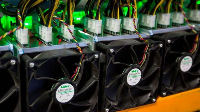 
			Сложность майнинга биткоина может вырасти на фоне рекордно низкого хешпрайса		